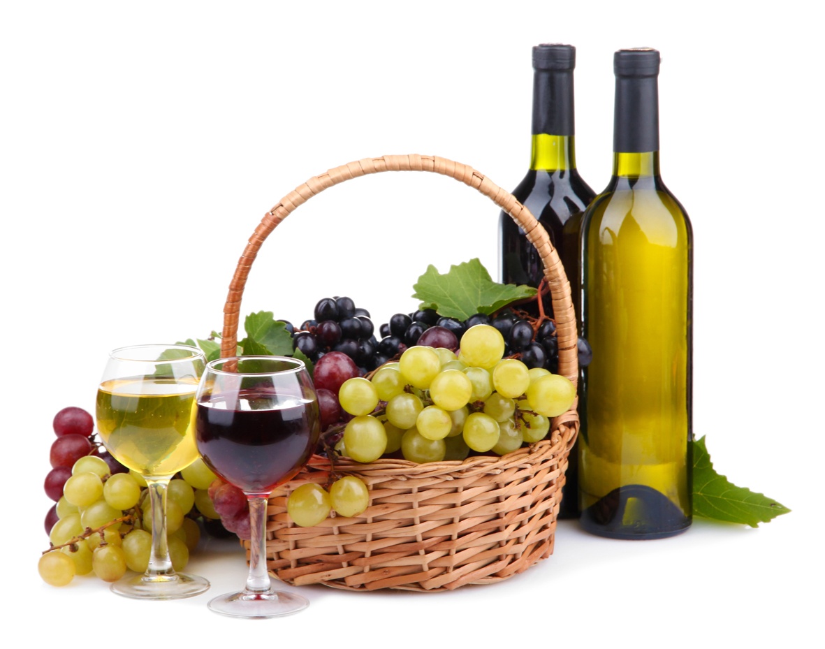 Корзина с виноградом и вином